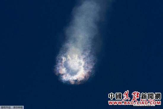 美国太空探索技术公司(SpaceX)6月28日发射一枚猎鹰9号火箭执行国际空间站货运补给任务,火箭升空2分半钟后突然爆炸解体,携带约2500公斤补给的货舱也被炸毁。这是8个月内,空间站补给任务第3次失败。原本计划的火箭回收着陆试验也未能进行。 美国太空探索技术公司(SpaceX)6月28日发射一枚猎鹰9号火箭执行国际空间站货运补给任务,火箭升空2分半钟后突然爆炸解体,携带约2500公斤补给的货舱也被炸毁。这是8个月内,空间站补给任务第3次失败。原本计划的火箭回收着陆试验也未能进行。