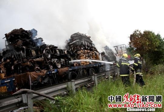 消防官兵正在扑灭货车火灾。 杨洋 摄 消防官兵正在扑灭货车火灾。 杨洋 摄