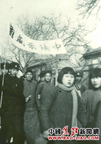 中共地下党员王若君(前排女学生)参加一二·一六运动游行示威照片。 中共地下党员王若君(前排女学生)参加一二·一六运动游行示威照片。