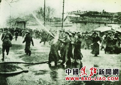 12月16日,面对军警的拦截,北平爱国学生夺过水龙头反射军警。 12月16日,面对军警的拦截,北平爱国学生夺过水龙头反射军警。