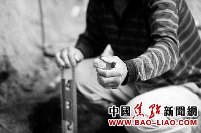 上午在猿人洞第4层,工作人员发现了证明用火痕迹的烧石 摄/法制晚报记者 刘畅 上午在猿人洞第4层,工作人员发现了证明用火痕迹的烧石 摄/法制晚报记者 刘畅