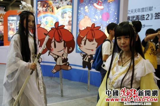 动漫爱好者将自己装扮成游戏漫画人物。 邓霞 摄 动漫爱好者将自己装扮成游戏漫画人物。 邓霞 摄
